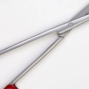 กรรไกรผ่าตัดโลหะเคลือบสีแดงคู่มือสเตนเลสสำหรับใช้ทางการแพทย์และห้องผ่าตัด - Product Image 5
