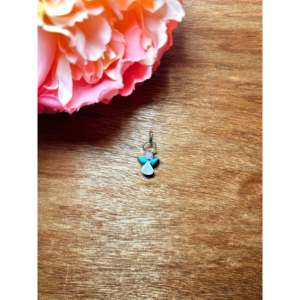 Colgante de Plata de Ley Zuni Hecho a Mano con Piedras Multicolor, Ópalo, Baño de Rodio y Oro Rosa, Amuleto Religioso con Patrón Numérico - Product Image 1