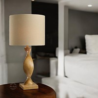 Lámpara de mesa de madera de alta calidad con acabado marrón y pantalla de tela utilizada para sala de estudio y decoración de hoteles