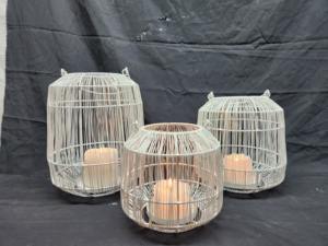 Linternas navideñas de metal con recubrimiento en polvo blanco hechas a mano y tarro de cristal de madera 3 tamaños candelabros para exteriores y decoraciones para el hogar - Product Image 1