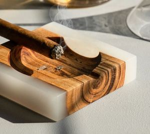 Nouvel arrivage Design moderne Cendrier en résine époxy et bois de forme carrée naturelle Joint Logo couleur personnalisé Portable intérieur et extérieur - Product Image 2