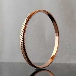 Bracelet en cuivre texturé ajustable fait à la main de 6 à 9 pouces Design classique poli rustique pour hommes et femmes - Product Image 4