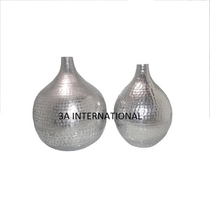 Vases à fleurs ronds en métal décoratif artisanal, finition plaquée or, pour la décoration de table dans les hôtels, les maisons et les restaurants. - Product Image 6