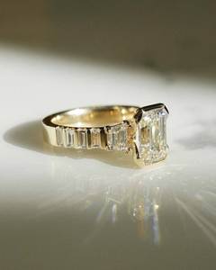 แหวนเพชรทรงเอเมอรัลด์คัท 2.5 กะรัต แบบฝังเรียงวงแหวนหนา ทองคำขาว 14K สำหรับงานหมั้นและงานแต่งงาน จากโรงงานผลิตเครื่องประดับ - Product Image 2