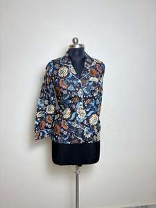 Chemise en coton à imprimé floral pour femme Chemise boutonnée décontractée noire et bleue Design floral foncé - Product Image 4