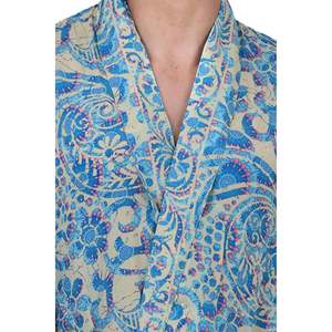 Bata Elegante Boho para Hombre, Kimono de Satén Suave con Estampado Floral Persa en Tonos Beige y Azul, para Usar en la Playa o en Casa, Talla King - Product Image 2