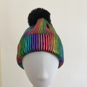 Bonnet de ski métallique brillant à revers pour femmes avec pompon détachable nouveau design - Product Image 2
