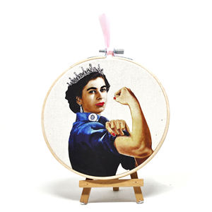 Décoration artisanale en broderie pop art sur cerceau |   Portrait de reine et d'icône rock en techniques mixtes pour la vente au détail et la décoration intérieure 15cm - Product Image 1
