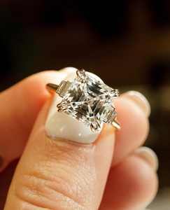 แหวนหมั้นเพชรโมอิสขนาด9มม. | หินสามก้อนพร้อมเหลี่ยม | เครื่องประดับเจ้าสาวในงานแต่งงานสีทองหรือสีเงิน - Product Image 6