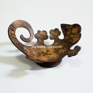 Porte-savon en noix de coco sculpté à la main écologique Accessoires de salle de bain naturels, porte-savon en coquille de noix de coco en forme de lézard - Product Image 3