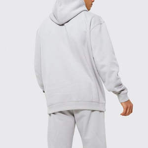 ชุดวอร์มสีเทาอ่อนแบบดิสเทรสสำหรับผู้ชาย เสื้อฮู้ดแบบสวมหัวและกางเกงจ็อกเกอร์ ชุดสตรีทแวร์ขาดๆ สำหรับฤดูหนาว ชุดกีฬาแบบสั่งทำ ขายส่ง - Product Image 2