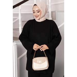 Conjunto de punto de dos piezas negro para mujer con detalle de abertura - Product Image 4