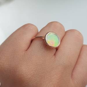 Bague de mariage de luxe en or massif 14K avec opale Welo d'Éthiopie naturelle taillée, pierre de naissance d'octobre, sertie clos, unisexe, OEM - Product Image 5