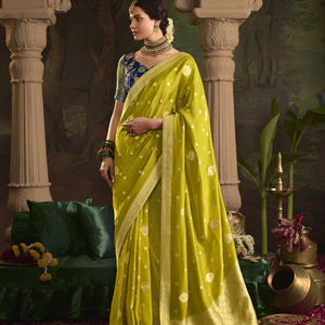 Crêpe de soie pure de créateur avec tissage Zari lourd et Tussles sur Pallu, mariage de style traditionnel, vêtements pour femmes de haute qualité - Product Image 1