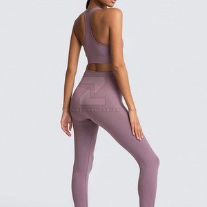 Ensemble de yoga pour femmes, style sportswear, logo frontal uni, 2 pièces, léger, écologique, respirant, vente en gros, fabriqué au Pakistan - Product Image 3