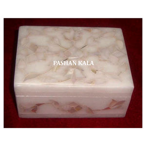 Boîte de rangement de bijoux en marbre de forme rectangulaire avec incrustation de nacre blanche pour le Ramadan et le Diwali. - Product Image 1