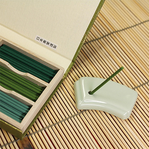 Juego de regalo de incienso japonés con soporte de cerámica (en caja de madera de Paulownia) - Product Image 4