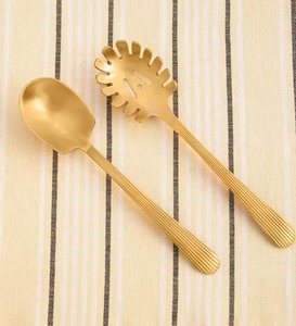 Juego de cubiertos de aspecto moderno Maat, juego de cuchara y tenedor de acabado dorado para vajilla, juego de servidor de ensalada decorado de 2 uds. - Product Image 5