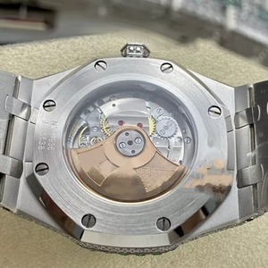 Reloj de Diamante Moissanite Analógico Verde de Primera Calidad para Regalar en Ocasiones Especiales y Eventos Formales Disponible al Mejor Precio - Product Image 4