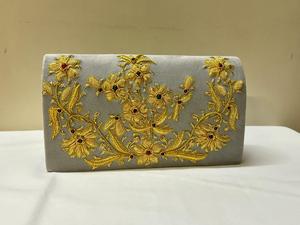 Monedero de mano tradicional hecho a mano para mujer adornado con intrincado trabajo de Zari y cuentas para trajes étnicos de la India - Product Image 3