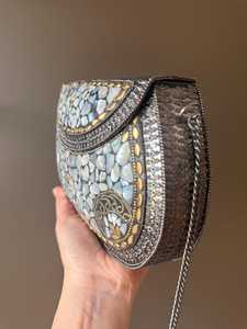 Pochette de soirée luxueuse en métal faite à la main pour femmes, élégante, au design unique, avec chaîne, accessoire parfait pour les fêtes - Product Image 5