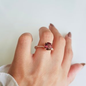 แหวนหมั้นและแต่งงานทองคำแท้ 14K ประดับด้วยทัวร์มาลีนสีชมพูธรรมชาติ ดีไซน์หรูหราสำหรับทั้งชายและหญิง พร้อมเพชร 2 กะรัต - Product Image 6