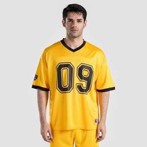 Ensemble de sport en polyester respirant jaune, taille XL Plus, comprenant un haut à manches courtes et un short imprimé, léger et uni. - Product Image 2