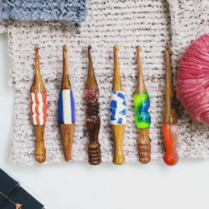 Gancho de ganchillo de resina de madera hecho a mano, regalo de hilo de agarre ergonómico para tejer - Product Image 4