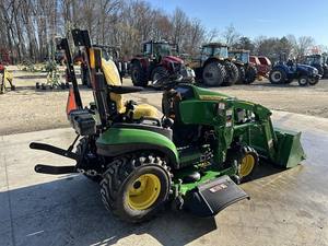 Tracteur John Deere 1025R, transmission 4x4, puissance nominale de 100 CV pour l'agriculture - Product Image 6