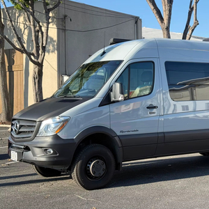 Mercedes-Benz Sprinter 3500 4x4 d'occasion de 2017, environ 34 500 miles, 1 propriétaire, Turbodiesel V6, 4 roues motrices, conversion en véhicule utilitaire sport - Product Image 1