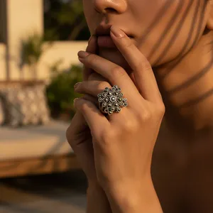 Bague en argent 925 avec marcassite pour femme, design carré tendance, diamant taille princesse certifié IGI, technologie d'incrustation à griffes - Product Image 3