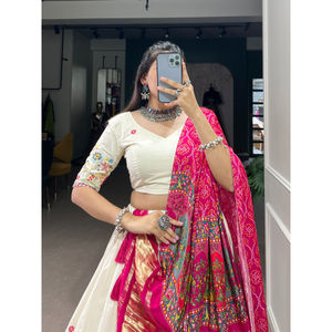 FashionHarbour Bulk Bollywood Style Khadi Cotton Lehenga Choli con Zari Dupatta para bodas y bailes de otoño - Product Image 2