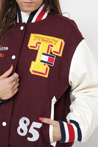 Chaqueta Universitaria Personalizada para Mujer con Mangas de Cuero, Chaqueta Deportiva Elegante para Mujer, Estilo Letterman, para Uso Casual - Product Image 5