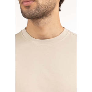 เสื้อยืดโอเวอร์ไซส์ทรงปกติ ผ้าเจอร์ซีย์ 260 กรัม ระบายอากาศได้ดี กันยับ สีพื้น ย้อมสีเรียบ พร้อมป้ายแบบกำหนดเอง ดีไซน์เปล่า MN-TS-SS25-312 - Product Image 2