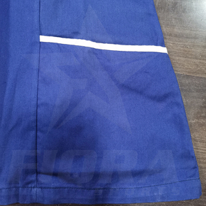 Haut de récurage médical unisexe à col en V OEM vente en gros uniforme extensible à 3 poches à manches courtes pour médecins, infirmières, médecins et hôpitaux ensemble - Product Image 4