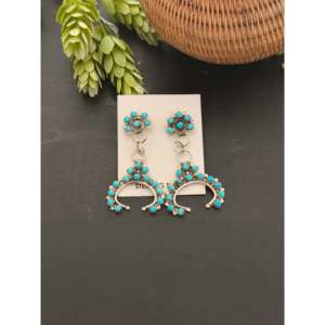 Boucles d'oreilles pendantes Joan Cheama en turquoise Kingman et argent sterling, motif floral - Product Image 1