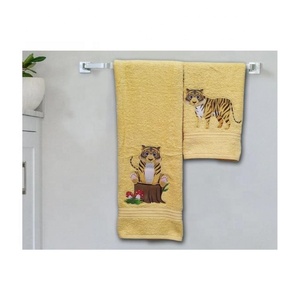 Exportateur en gros indien Tigre jaune brodé de luxe 100% coton biologique épaississant Absorption d'eau Golf serviettes de bain lourdes - Product Image 1