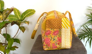 กระเป๋าดัฟเฟิลพิมพ์งานปะสีเหลืองหรูหราทำจากผ้าฝ้ายบล็อกพิมพ์ลายสำหรับการเดินทางไปยิมกระเป๋าวีคเอนเดอร์ความจุขนาดใหญ่และการออกแบบที่ทนทาน - Product Image 4