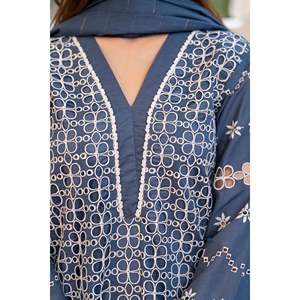 MIRAKHI Collection Printemps/Été 3 pièces : Chemise en mousseline brodée ChickenKari avec dupatta en tissu slub BIC-6600 LAWN Tube – Idéal pour les sports de plein air - Product Image 5