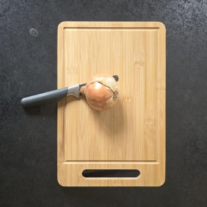 Grande planche à découper en bois multi-usages avec poignée pour faciliter le transport et le stockage disponible en vrac - Product Image 6