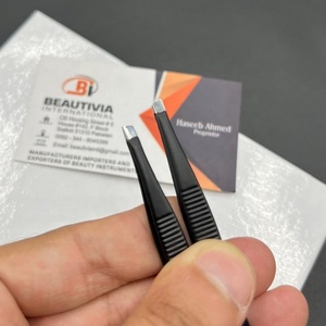 Pinzas para cejas de acero inoxidable mate negro profesional más vendidas, logotipo personalizado, herramienta para desplumar el cabello inclinado, uso de belleza - Product Image 5