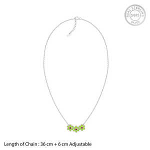 Collier triple fleur pour enfants en argent pour les jeunes fashionistas - Product Image 4