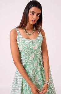 Robe de vacances d'été à sangle réglable sans manches pour femmes Fusion ludique combinée avec un bloc de main floral et rayé classique - Product Image 5