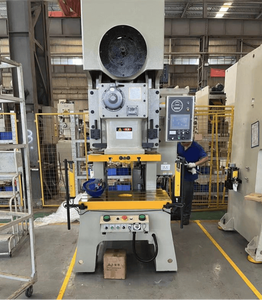 Presse à châssis en C haute vitesse |   Presse à estamper mécanique de 45 tonnes avec <span class=keywords><strong>embrayage</strong></span> humide et PLC pour le formage de métaux de précision - Product Image 1