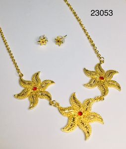 Parure de créateur pour femme en cuivre imitation plaqué or, collier floral et boucles d'oreilles clous en pierre rouge, style vintage, pour mariage et soirée, modèle n° - Product Image 1