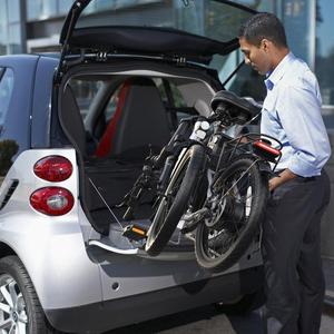 Varun-Bicicleta eléctrica plegable C20 Blaze, portabicicletas trasero de litio con marco de aleación de aluminio de 7 velocidades, potencia de motor de 250W, color blanco - Product Image 3