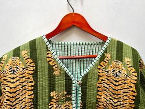 เสื้อโค้ทผ้าทอสไตล์โบโฮสำหรับผู้หญิงแจ็คเก็ตบุนวมพิมพ์ลายเสือพร้อมกระดุมปักลำลองของขวัญวันหยุดฤดูหนาว - Product Image 2