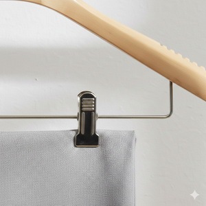 Perchas de Alta Gama para Abrigos de Schima Superba con Acabado Mate Natural y Clips de Níquel Perlado para Exhibición en Boutiques de Moda - Product Image 5