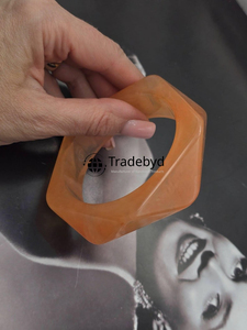 กำไลเรซิ่นสีกลางสะอาดสไตล์หรูหราสำหรับชุดทำงานโดย tradebyd - Product Image 2