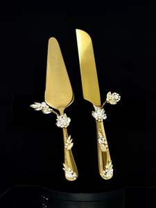 Ensemble de couteaux à gâteau en métal de nouvelle conception pour les cérémonies de mariage avec poignée ornée détaillant pour une apparence intemporelle - Product Image 5